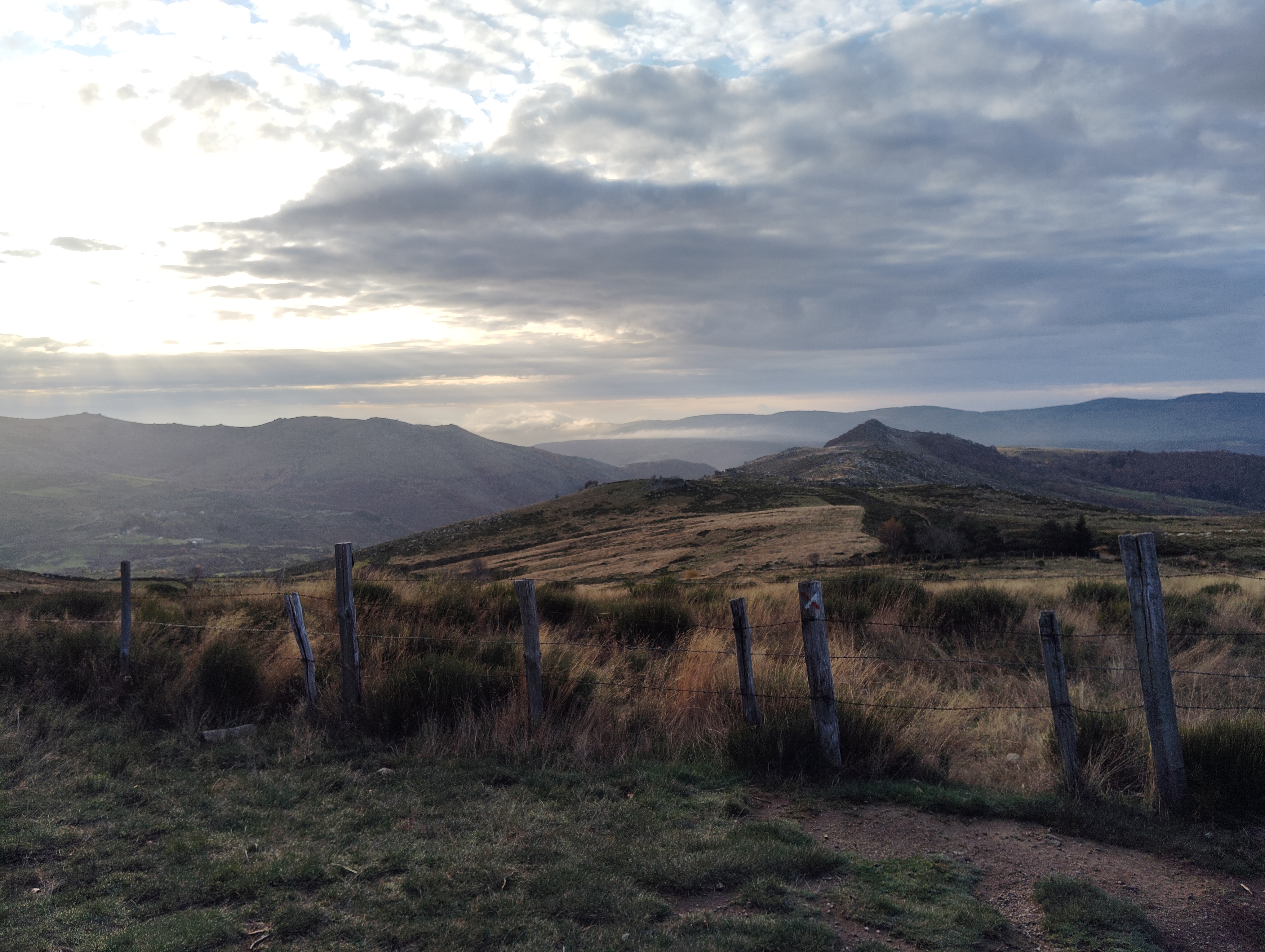 Vue panoramique du sentier GR 70 / Chemin de Stevenson dans la région du Mont-Lozère, France