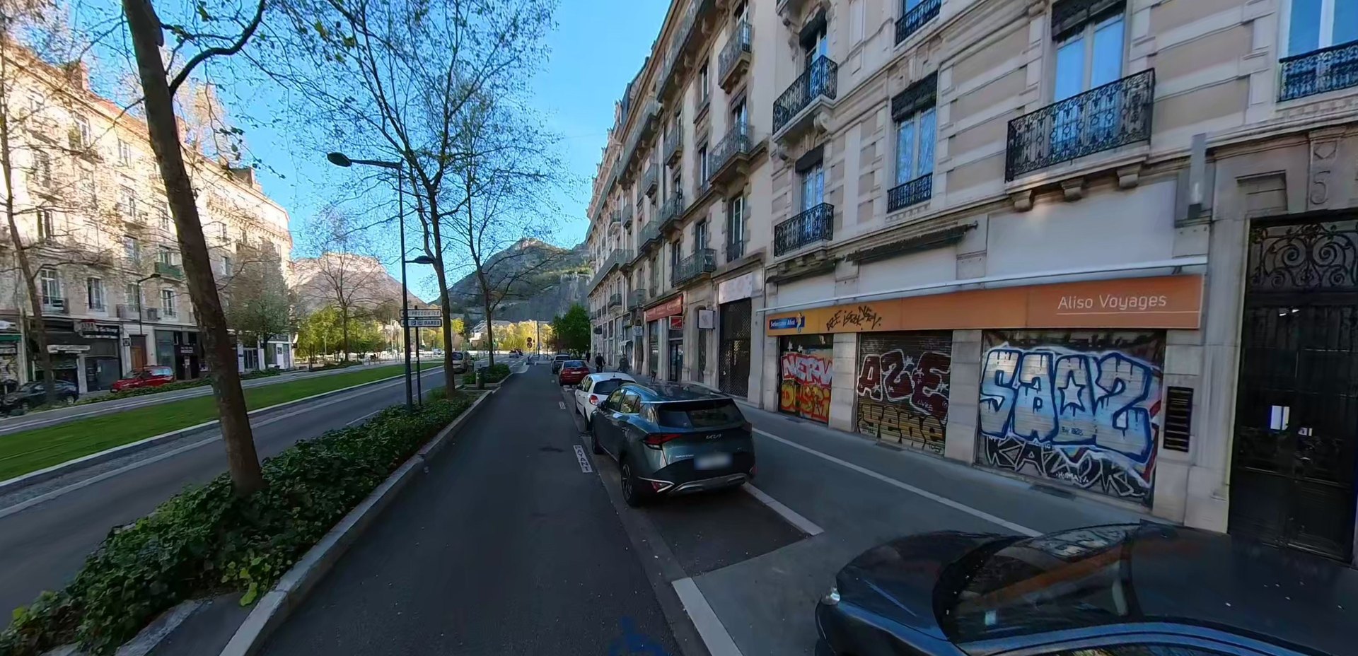 Graffiti sur les façades d'une rue de Grenoble, documentés par Rando360