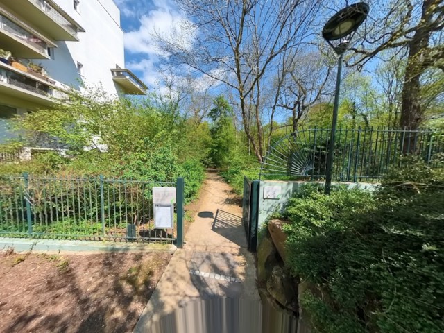 Sentier au début du Parc Henri Sellier, avec portail et bâtiment à gauche, Île-de-France, France.

Trail at the start of Parc Henri Sellier, with gate and building to the left, Île-de-France, France.