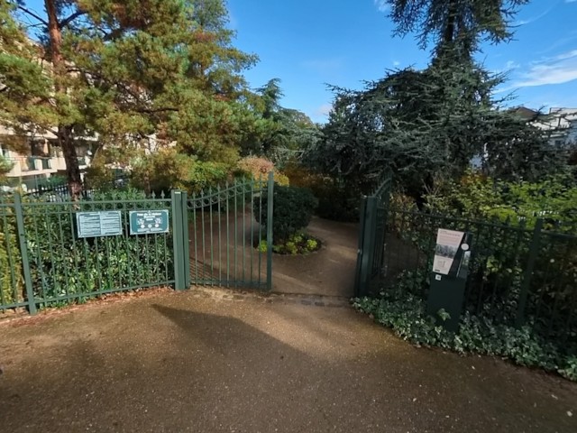Entrée du parc avec arbres environnants au Parc de la Maison Blanche, Clamart, Île-de-France, France.

Park entrance with surrounding trees at Parc de la Maison Blanche, Clamart, Île-de-France, France.