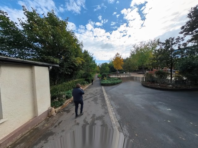 Entrée du parc avec toilettes, homme marchant et aire de jeux au Parc Saint Jean-Paul II, Issy-les-Moulineaux, Île-de-France, France.

Park entrance with washrooms, walking man, and playground at Parc Saint Jean-Paul II, Issy-les-Moulineaux, Île-de-France, France.