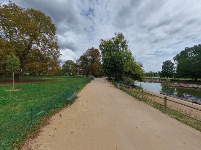 Sentier au bord du lac avec des barques au Parc de Vincennes, Île-de-France, France.

Trail next to the lake with rowboats in Parc de Vincennes, Île-de-France, France.