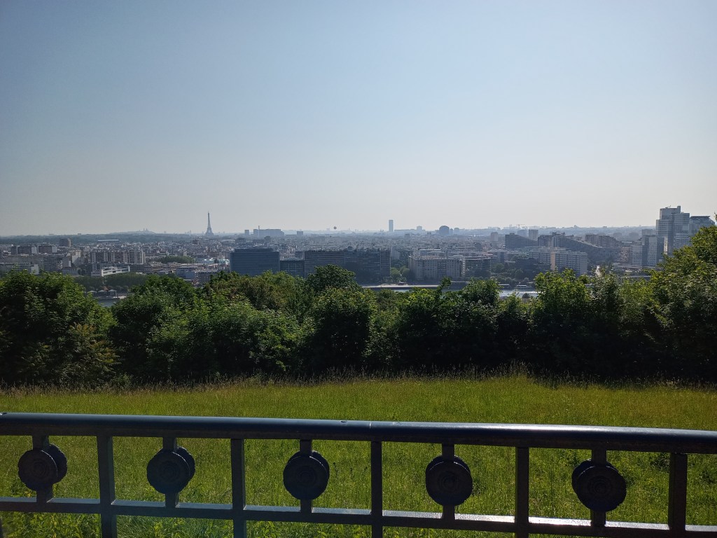 Vue de Paris et de la tour Eiffel depuis le sentier GR14.

View of Paris and the Eiffel Tower from the GR14 trail.