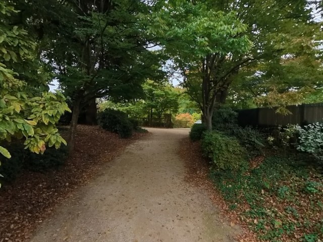 Sentiers ombragés par des arbres dans le Parc des Sarments, Châtillon, Île-de-France, France.

Trails shaded by trees in Parc des Sarments, Châtillon, Île-de-France, France.