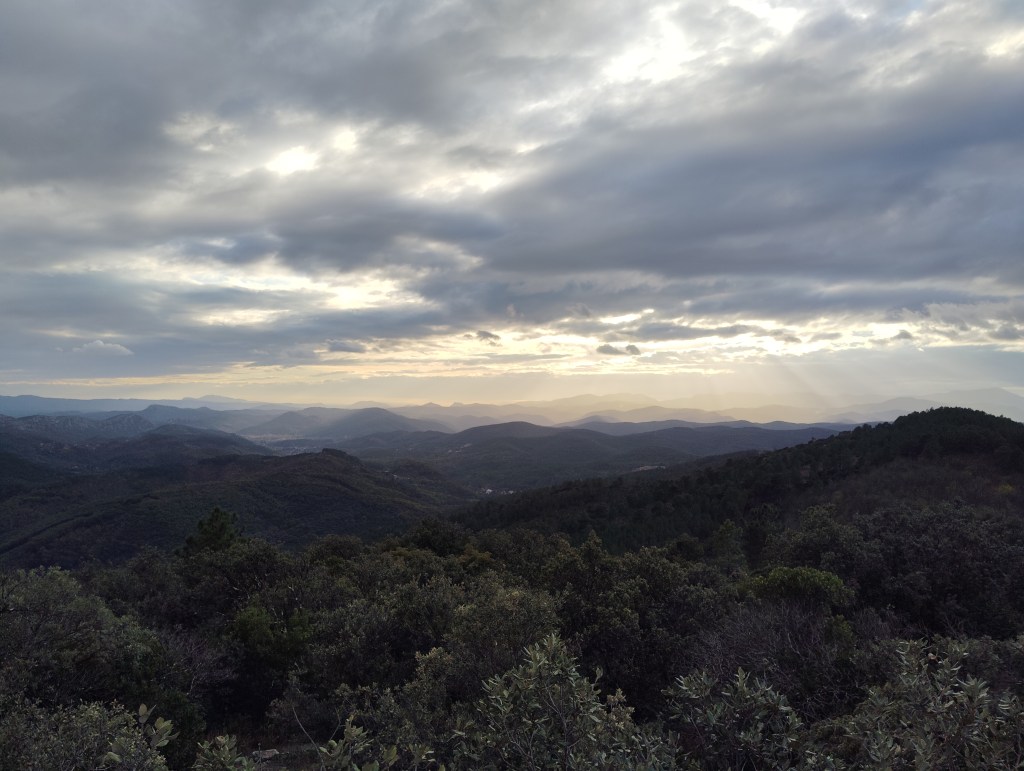 Collines et petites montagnes depuis le sentier de randonnée PR12 à Mialet, Gard, France.

Scenic hills and small mountains visible from the PR12 hiking trail in Mialet, Gard, France