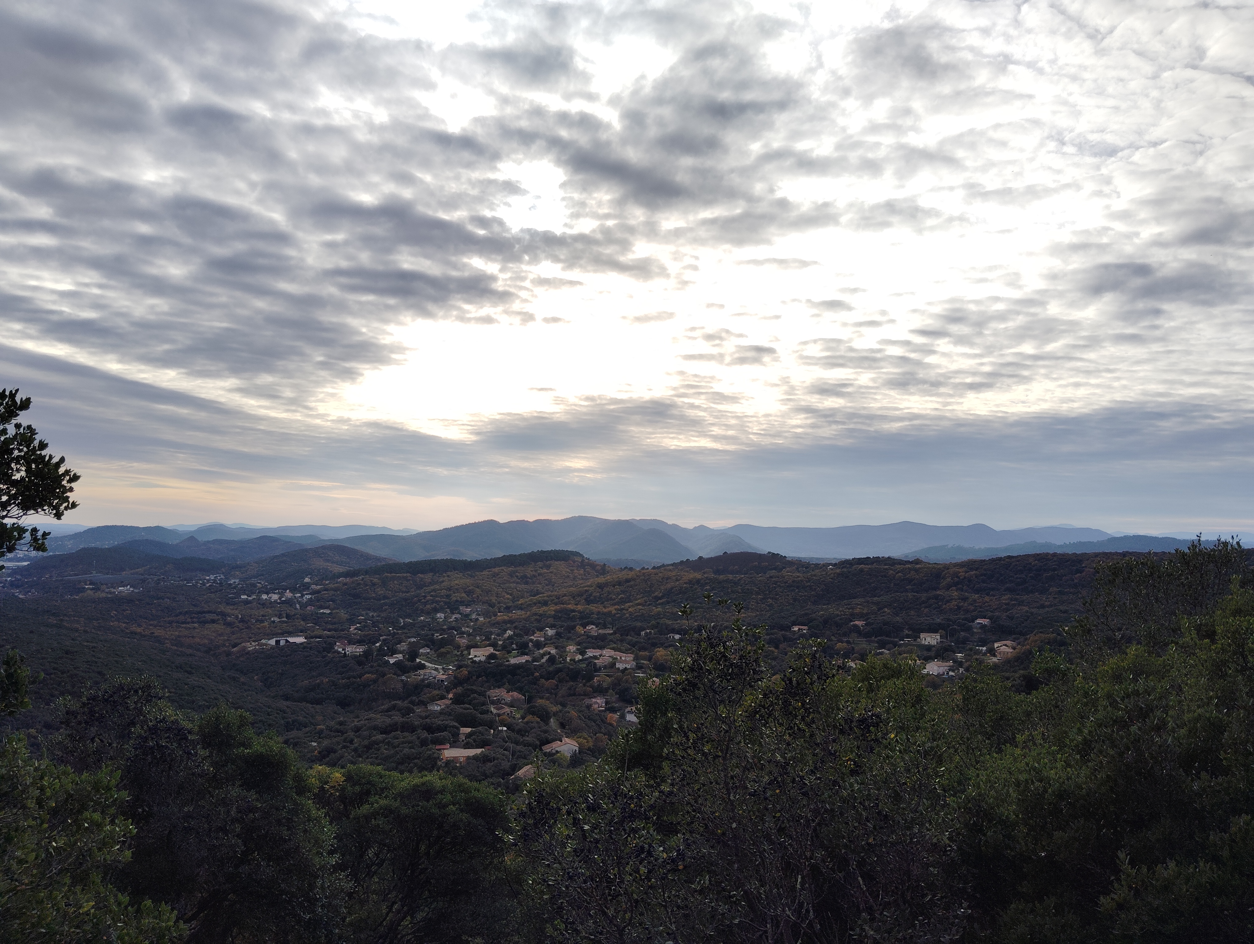 Vue sur les montagnes des Cévennes le long du Chemin de Stevenson, France. GR700

Mountain view of Les Cévennes along the Chemin de Stevenson, France. GR700
