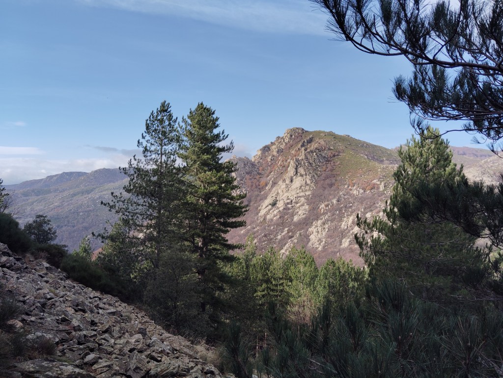 Petites collines et paysage naturel près de Génolhac sur le sentier PR2, Gard, France.

Low hills and natural landscape near Génolhac on the PR2 trail, Gard, France.
