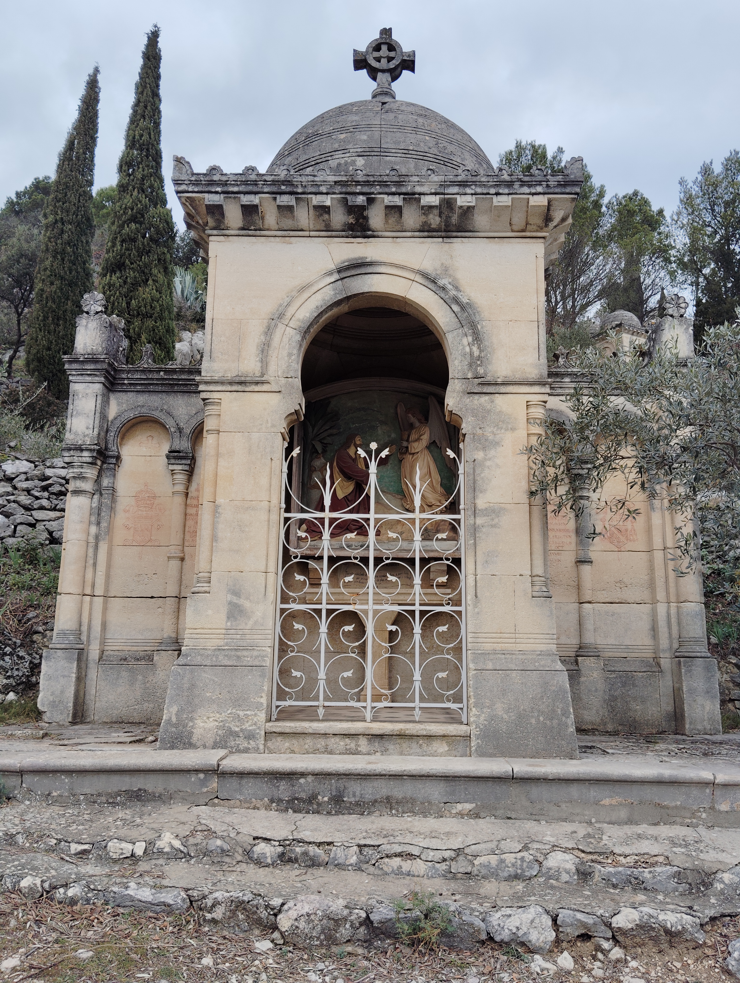 Tombe à l’intérieur du Sanctuaire de Notre-Dame-de-Grâce, France.

Tomb inside the Sanctuaire de Notre-Dame-de-Grâce, France.