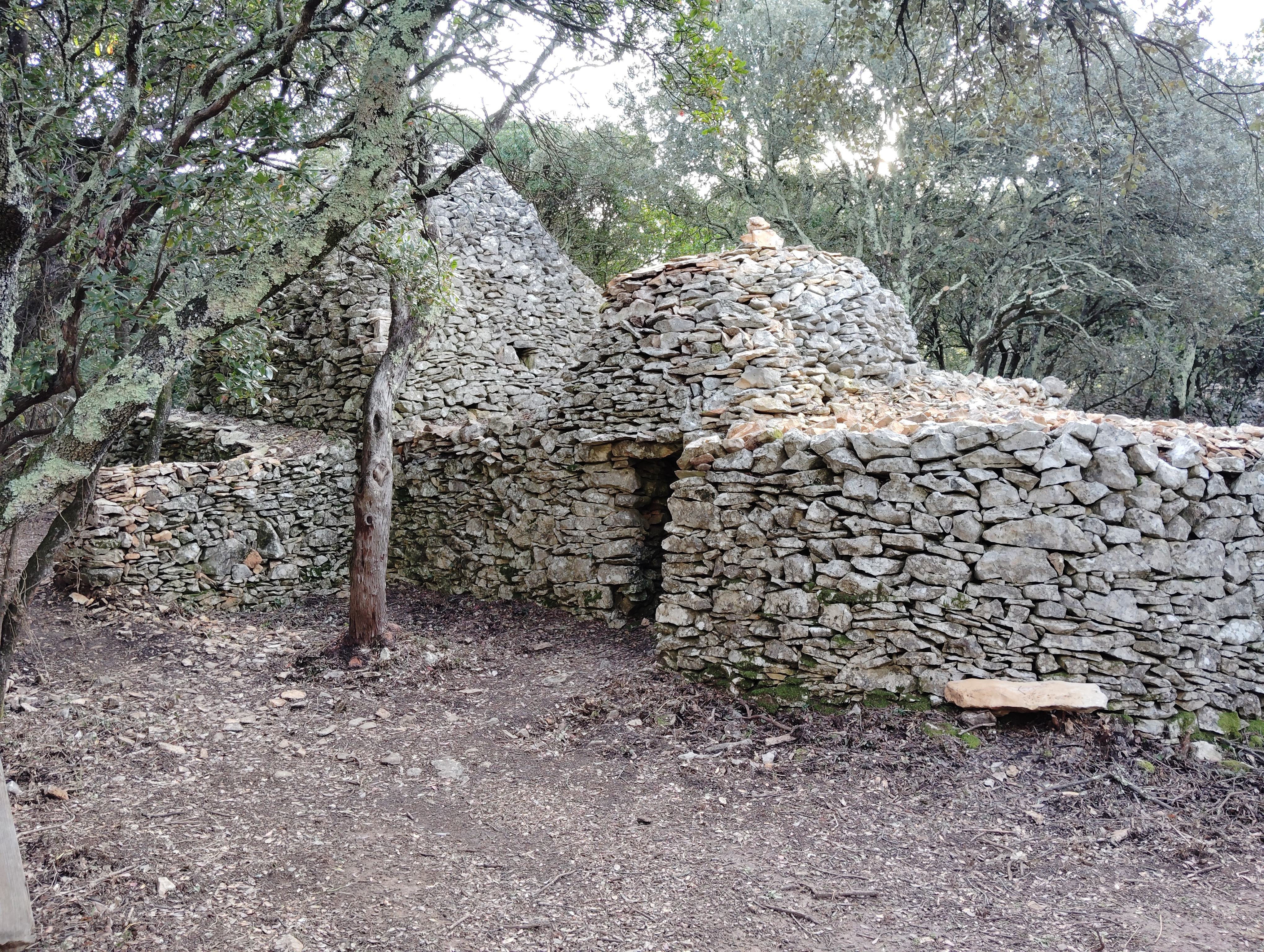 Capitelle en pierre sèche du XVIIIᵉ–XIXᵉ siècle à Uzès, Gard, France.

Dry‑stone capitelle from the 18th–19th century in Uzès, Gard, France.