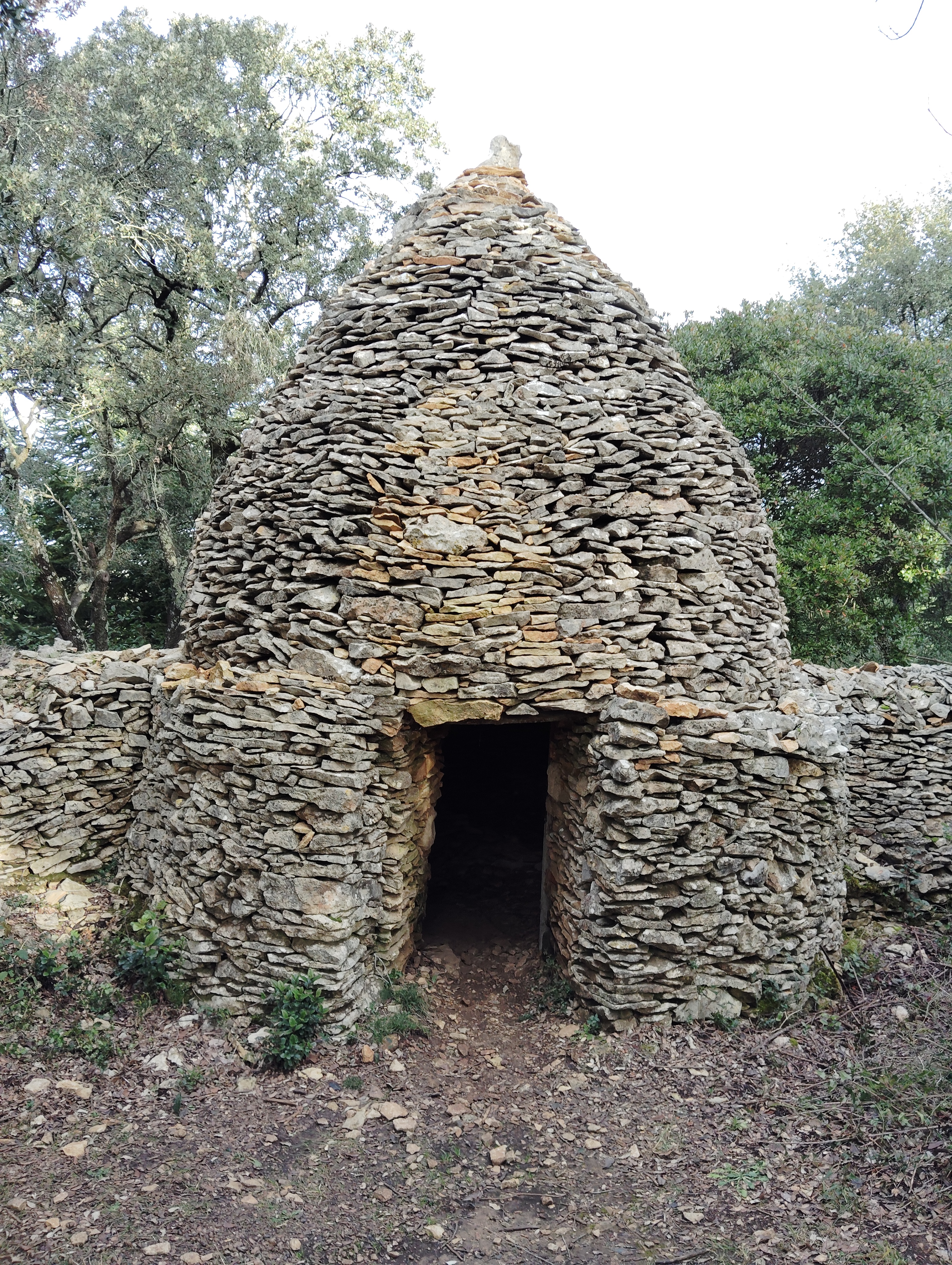 Capitelle en pierre sèche du XVIIIᵉ–XIXᵉ siècle à Blauzac, Gard, France.

Dry‑stone capitelle from the 18th–19th century in Blauzac, Gard, France.