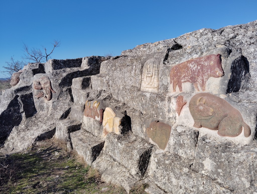 Sculptures sur rochers taillés sur la colline à Saint‑Chaptes, Gard, France.

Carved‑rock sculptures on the hillside at Saint‑Chaptes, Gard, France.