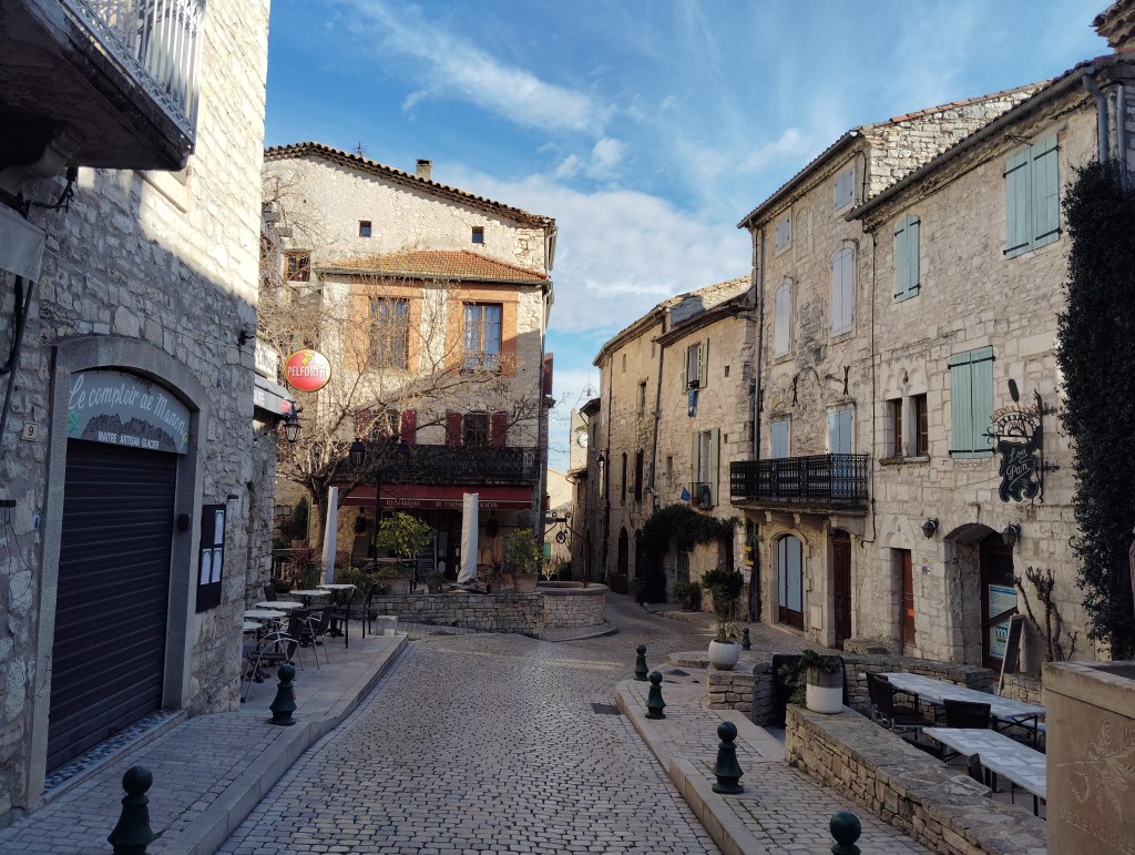 Centre-ville de Vézénobres avec architecture médiévale, Gard, France.

City center of Vézénobres with medieval architecture, Gard, France.