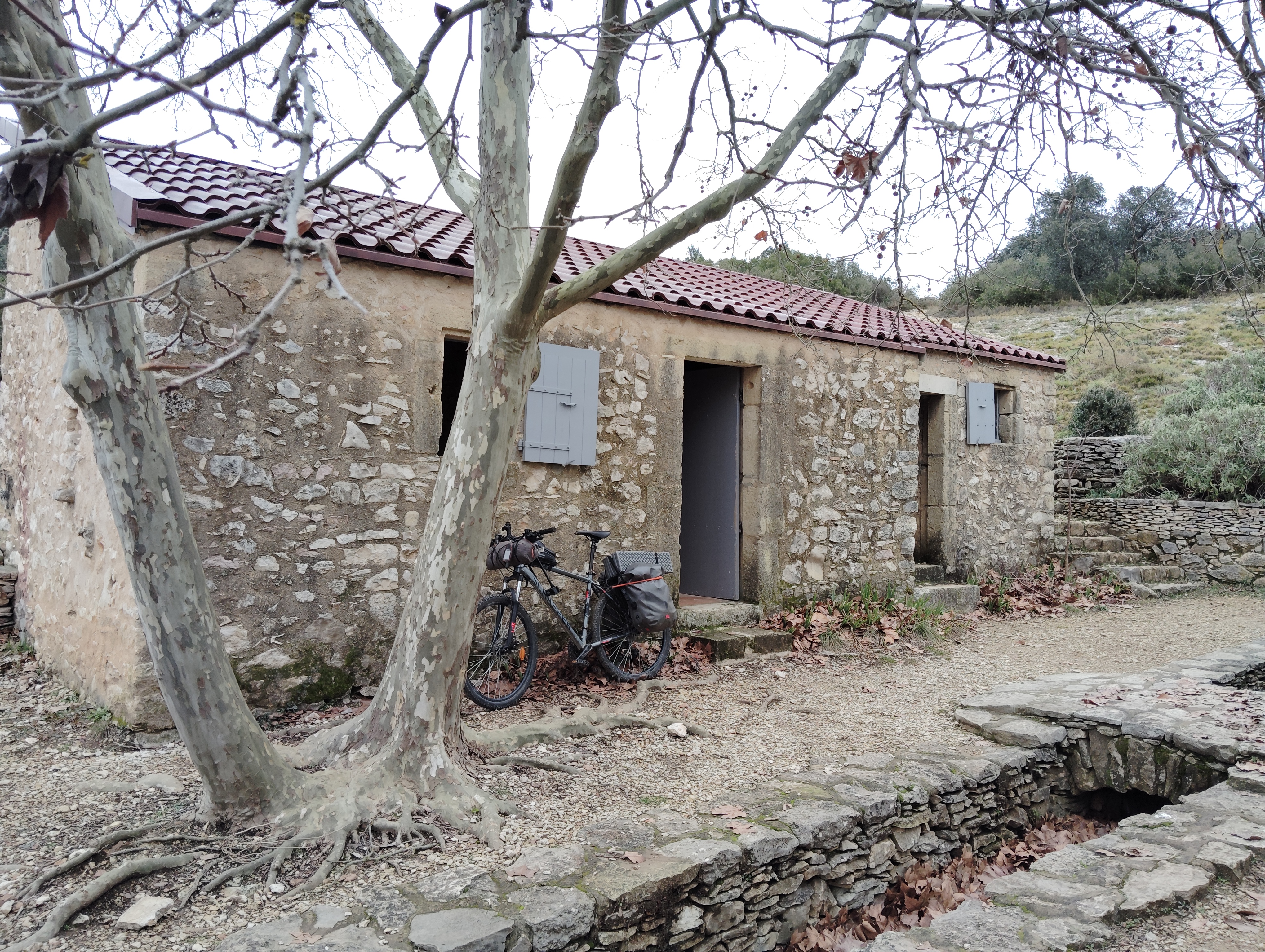 Le Mazet et sa source avec une maison en pierre traditionnelle, Gard, France.

Le Mazet and its spring with a traditional stone house, Gard, France.
