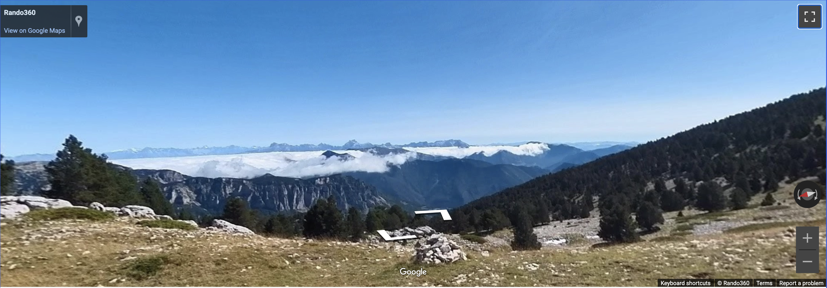 Vue panoramique du sentier GR91 / Traversée des Hauts Plateaux du Vercors, France.
Panoramic view of the GR91 / Traversée des Hauts Plateaux du Vercors trail in France