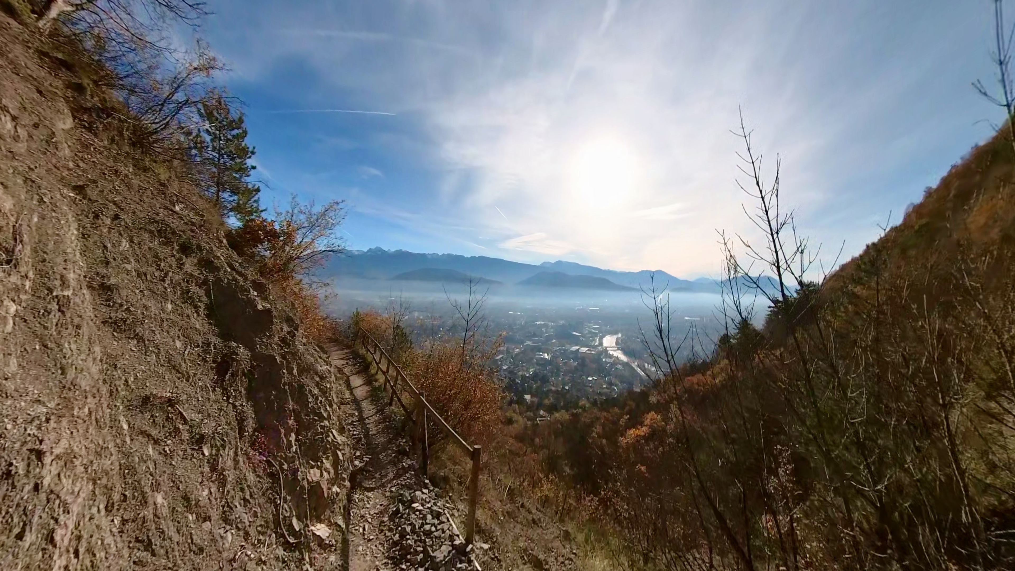 Sentier de la Bastille, un sentier de randonnée pittoresque à Grenoble, en Isère, France, serpentant à travers les collines verdoyantes et offrant des vues sur la ville et les montagnes environnantes.

Sentier de la Bastille, a scenic hiking trail in Grenoble, Isère, France, winding through green hills and offering views of the city and surrounding mountains.