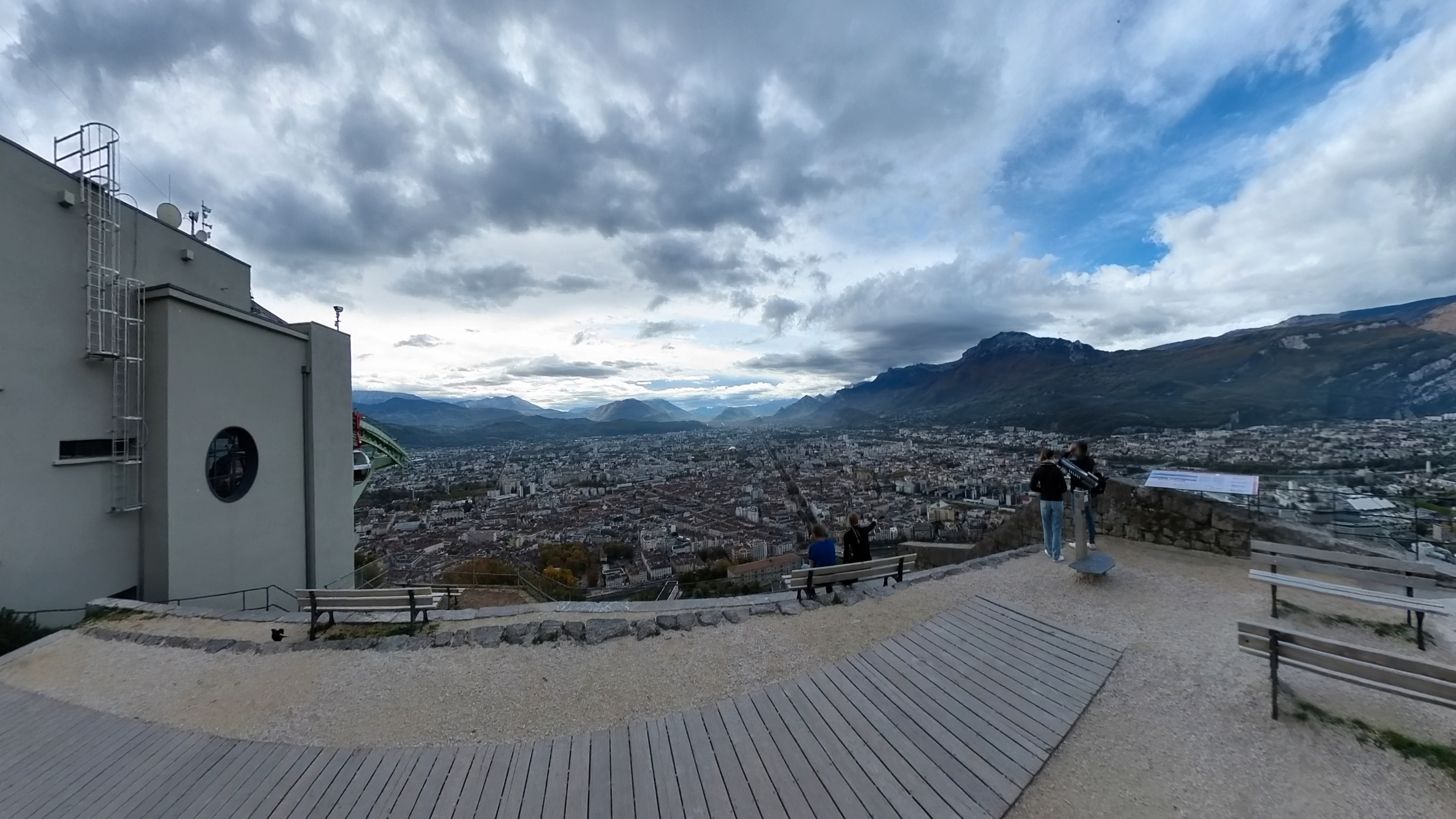La Bastille, une forteresse historique surplombant Grenoble dans le département de l’Isère, perchée sur le flanc de la montagne avec une vue panoramique sur la ville en contrebas.

La Bastille, a historic fortress overlooking Grenoble in the Isère region of France, perched on the mountainside with panoramic views of the city below.