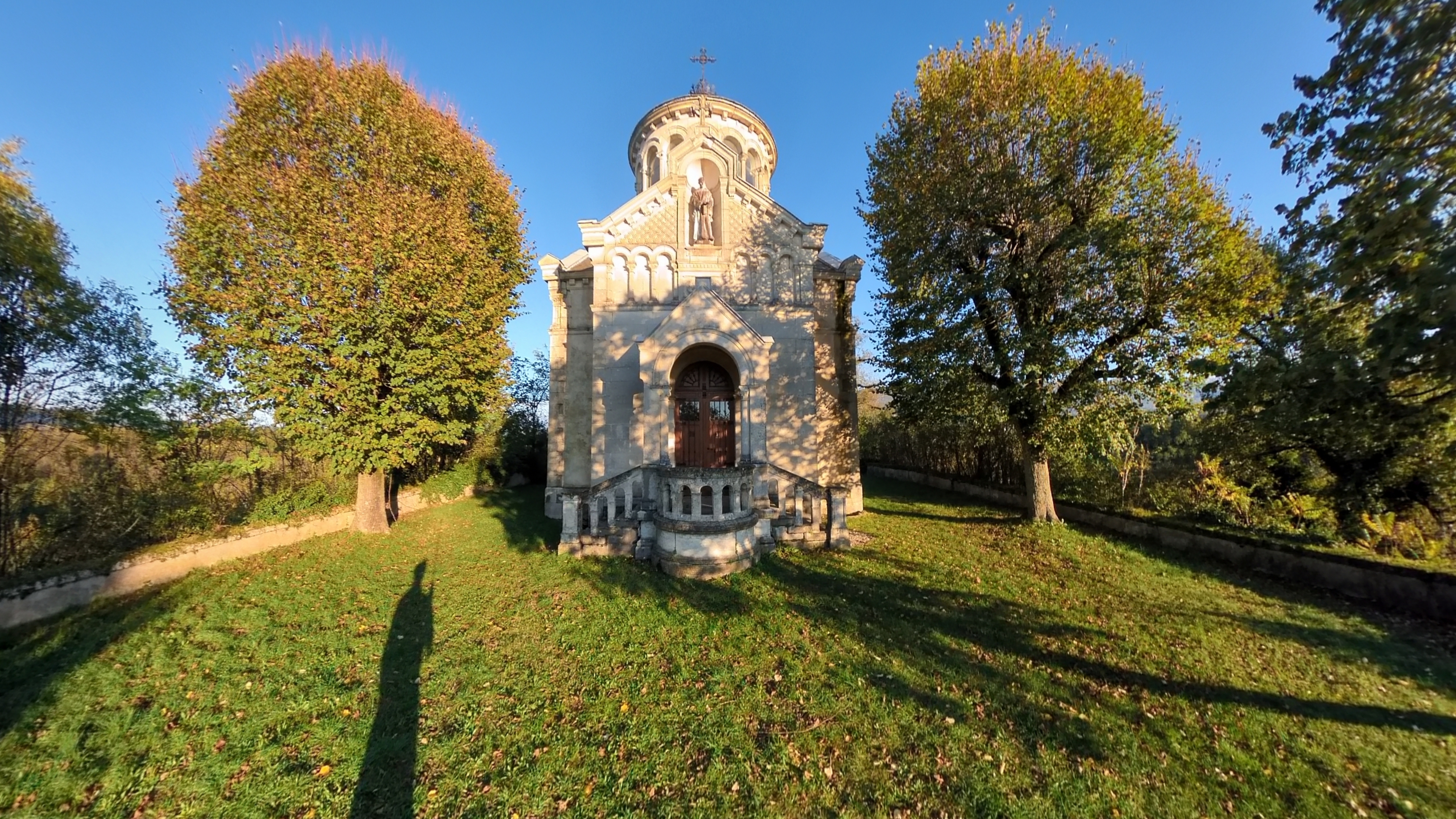 Chapelle Sainte Béatrix, une petite chapelle historique située à Eymeux, dans la Drôme, France, entourée de paysages naturels et d’architecture traditionnelle.

Chapelle Sainte Béatrix, a small historic chapel located in Eymeux, Drôme, France, surrounded by natural scenery and traditional architecture.