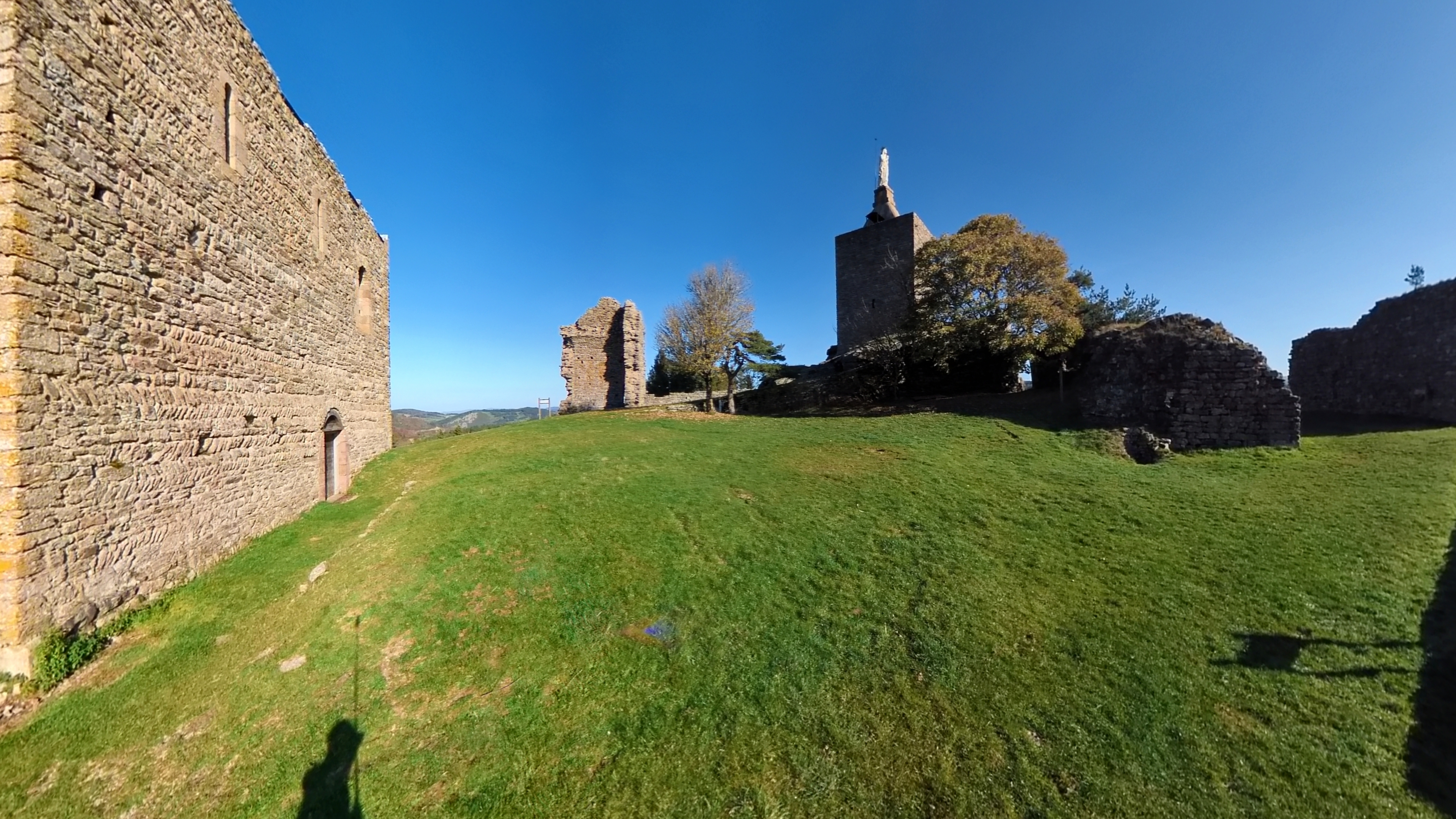 Château Luc, un château historique à Luc, en Lozère, France, entouré de paysages naturels et d’architecture traditionnelle.

Château Luc, a historic castle in Luc, Lozère, France, surrounded by natural landscape and traditional architecture.