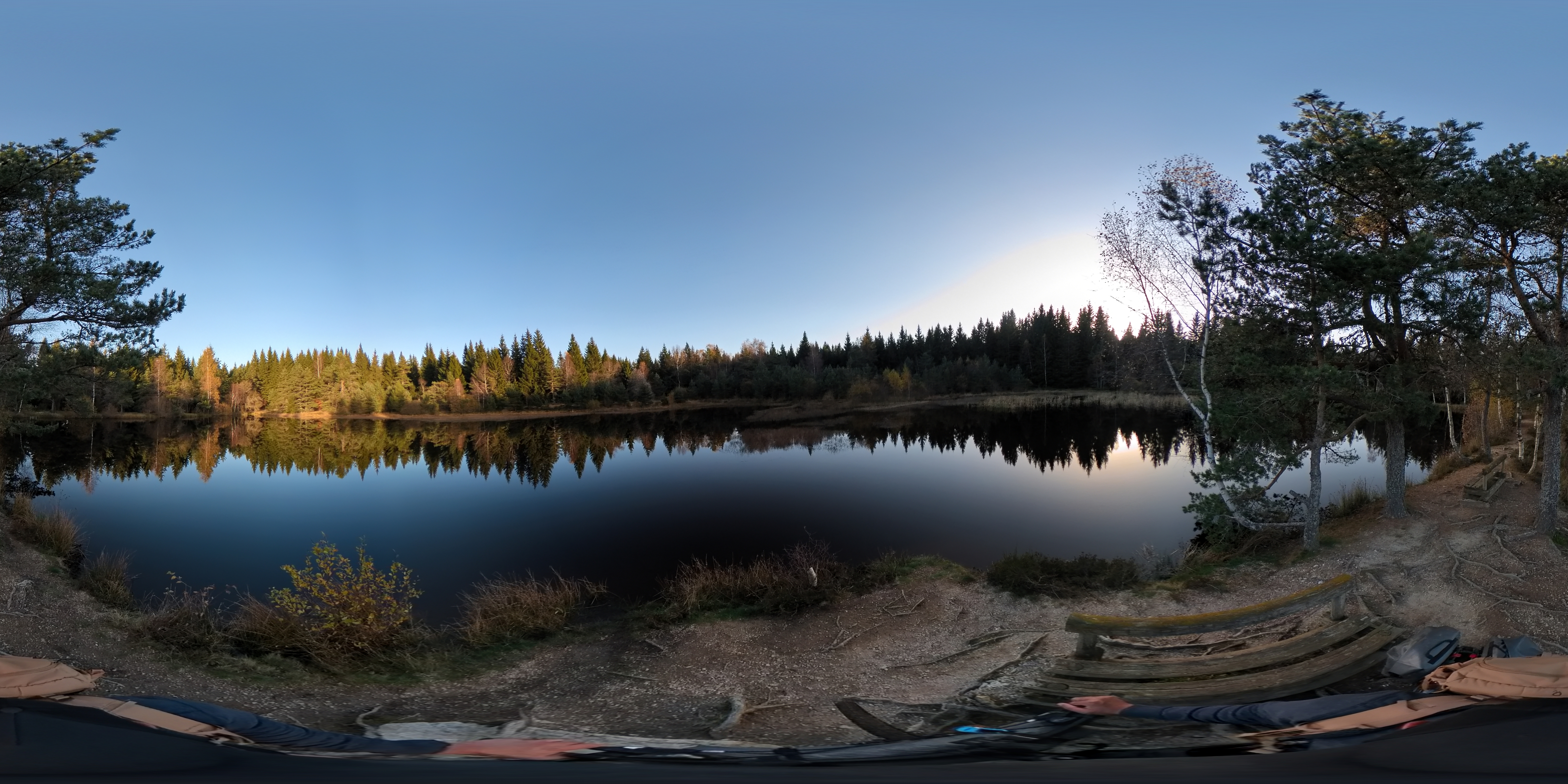 Étang de l'Auradou, un étang paisible à Luc, en Lozère, France, entouré d’arbres et de paysages naturels avec une eau calme reflétant le paysage.

Étang de l'Auradou, a peaceful pond in Luc, Lozère, France, surrounded by trees and natural scenery with calm water reflecting the landscape.
