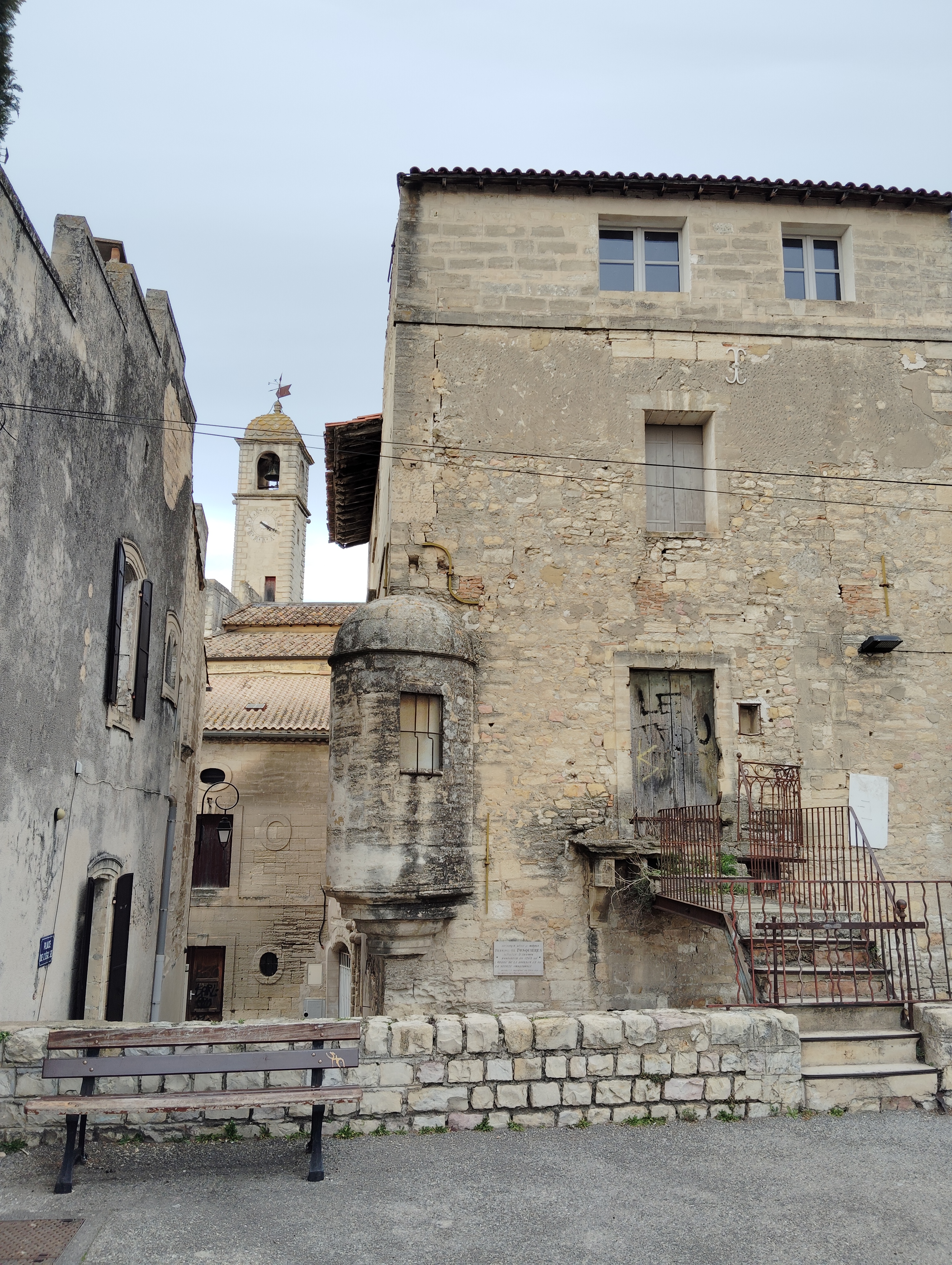 Le sentier le long de la rivière à côté d’Aramon, dans le Gard, France, un chemin pittoresque longeant la rivière avec des espaces verts et un paysage ouvert.

The river trail next to Aramon, Le Gard, France, a scenic path running alongside the river with surrounding greenery and open landscape.