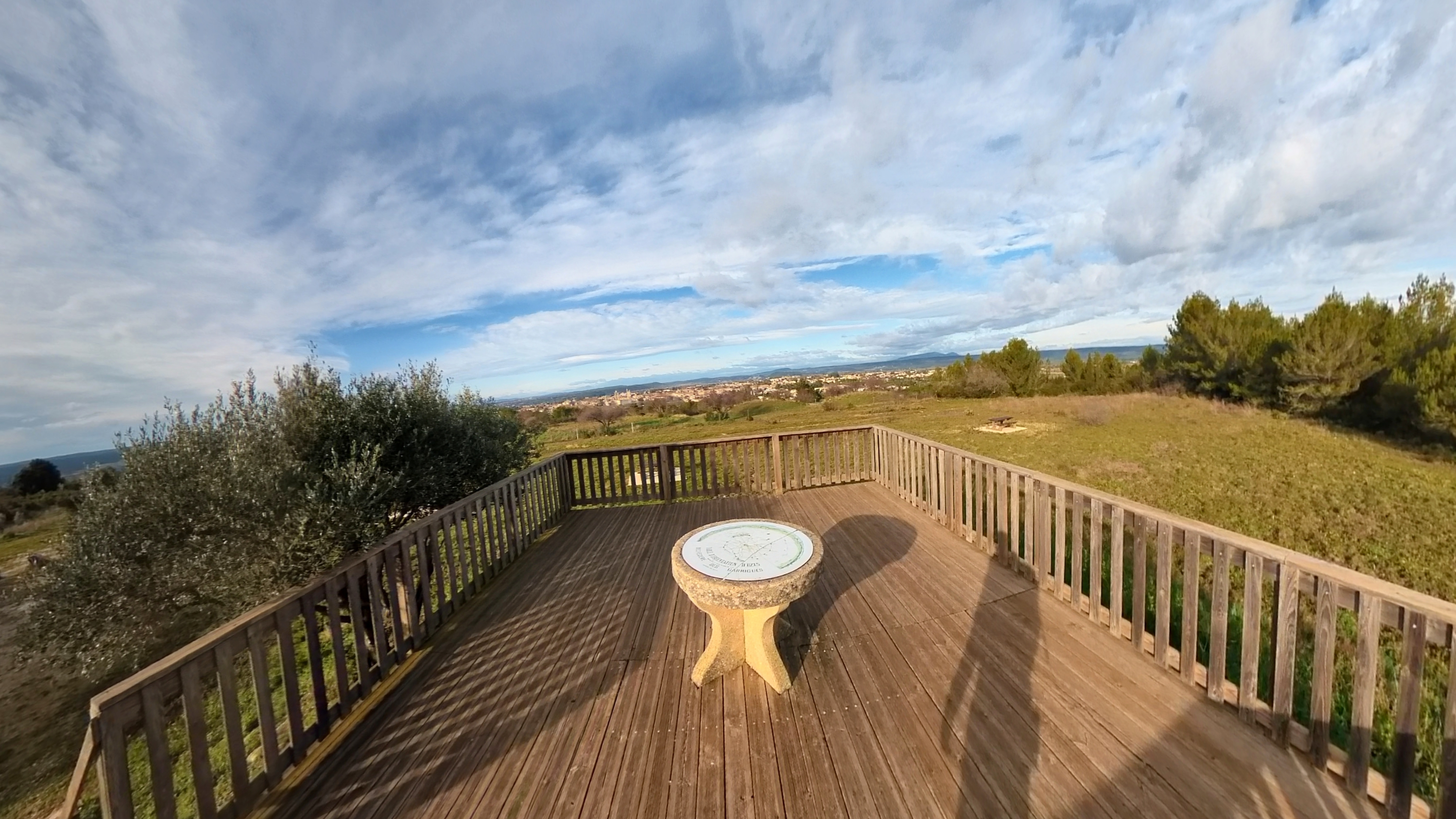 La Table d’orientation, un point de vue panoramique à Uzès, dans le Gard, France, avec une table d’orientation et des vues sur la ville et les paysages environnants.

La Table d’orientation, a scenic viewpoint in Uzès, Le Gard, France, with an orientation table and panoramic views of the town and surrounding landscape.